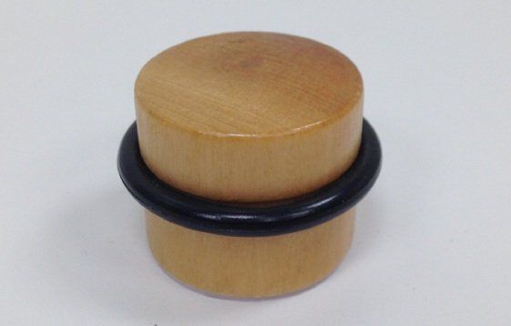 Pata de madera de 3cm que aporta diseño a la estantería Fastenbox